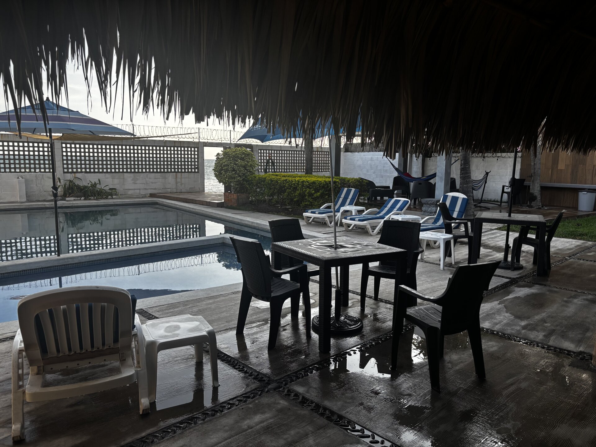 Poolside Dining under Palapa with Ocean View – Oceanfrontsunsetvilla, La Libertad